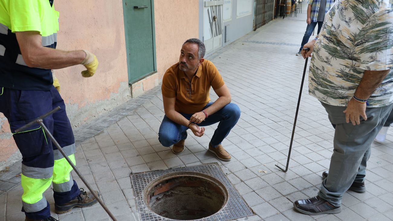 Manuel Bautista, alcalde de Móstoles, visita los recientes trabajos en la red de alcantarillado de la localidad