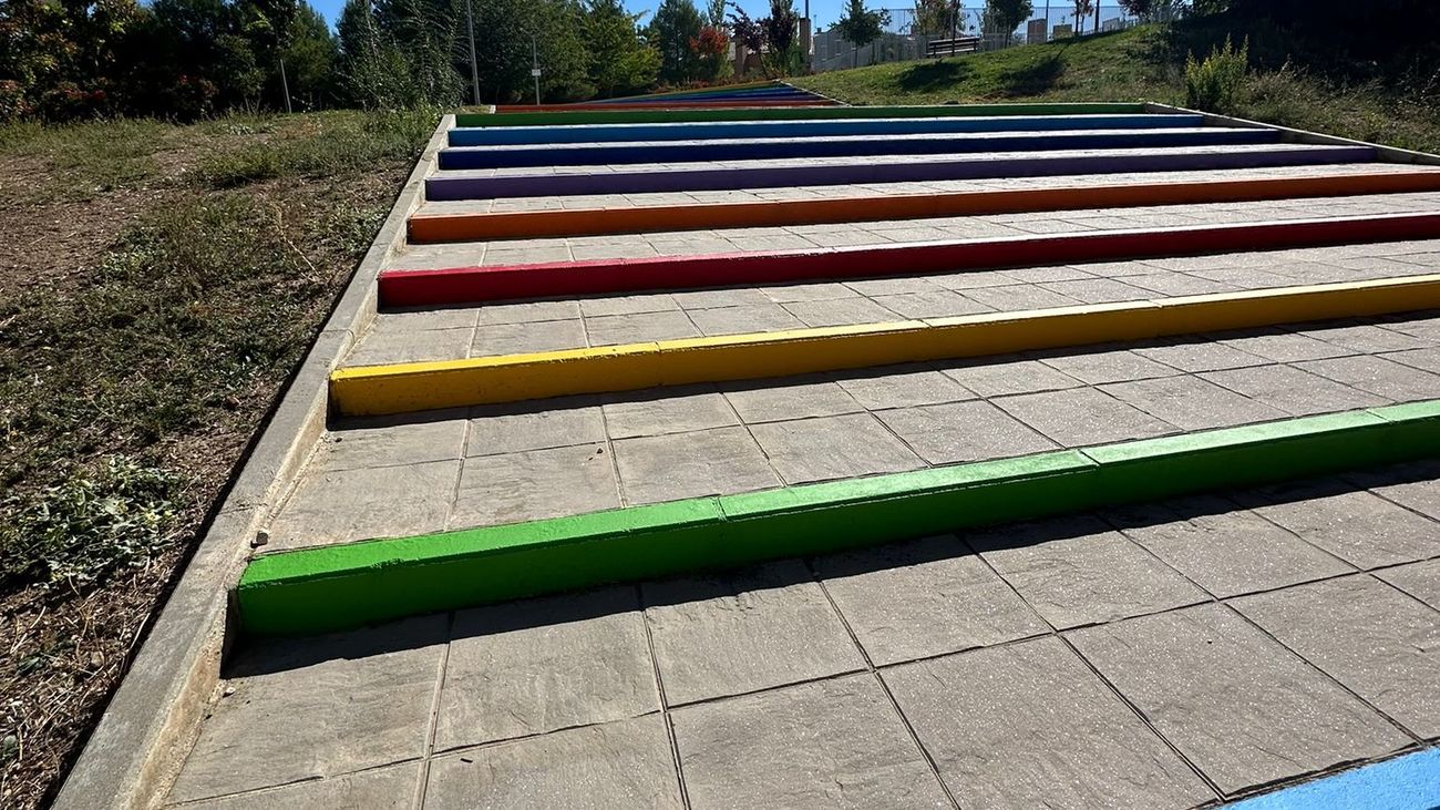 La escalera con los escalones de colores, en el barrio de Los Villares de Arganda