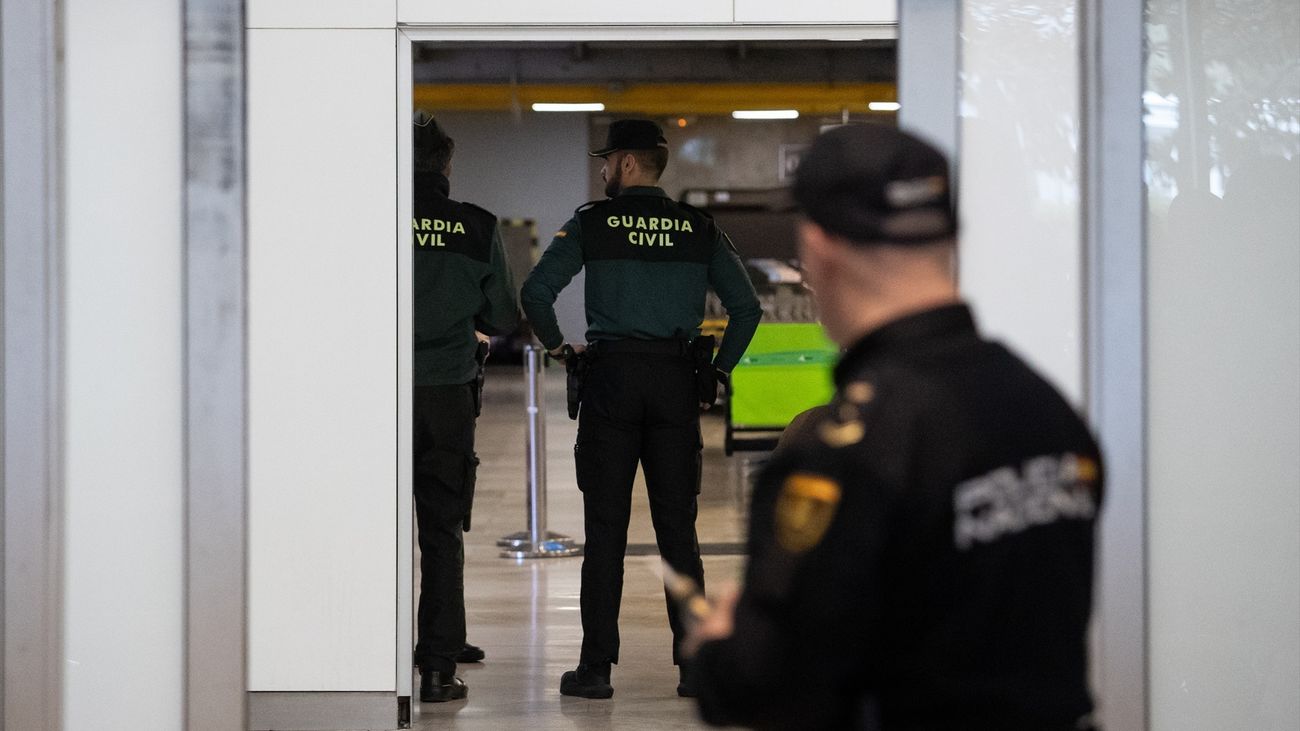 Agentes de la Guardia Civil en la puerta de llegadas de la terminal T1 del Aeropuerto Adolfo Suárez Madrid Barajas