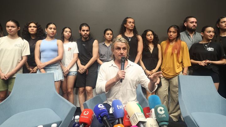 Nacho Cano junto a los becarios de su musical