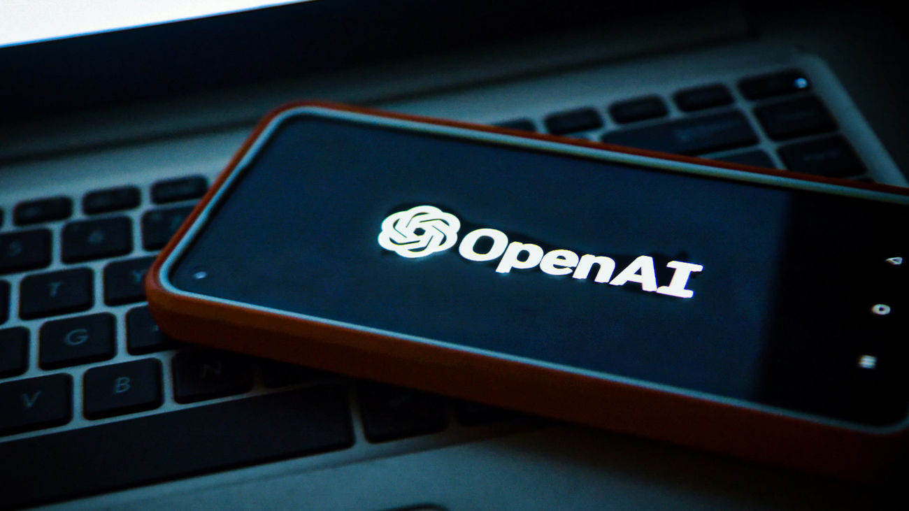 Logotipo de OpenAI en un móvil