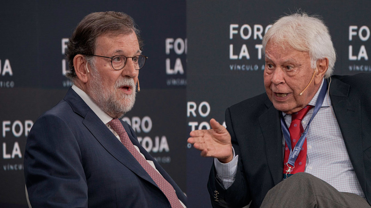 Los expresidentes del Gobierno, Mariano Rajoy y Felipe González en el Foro La Toja