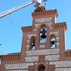 Bomberos de la Comunidad aligeran un nido de cigüeñas en Parla ante el riesgo de caída