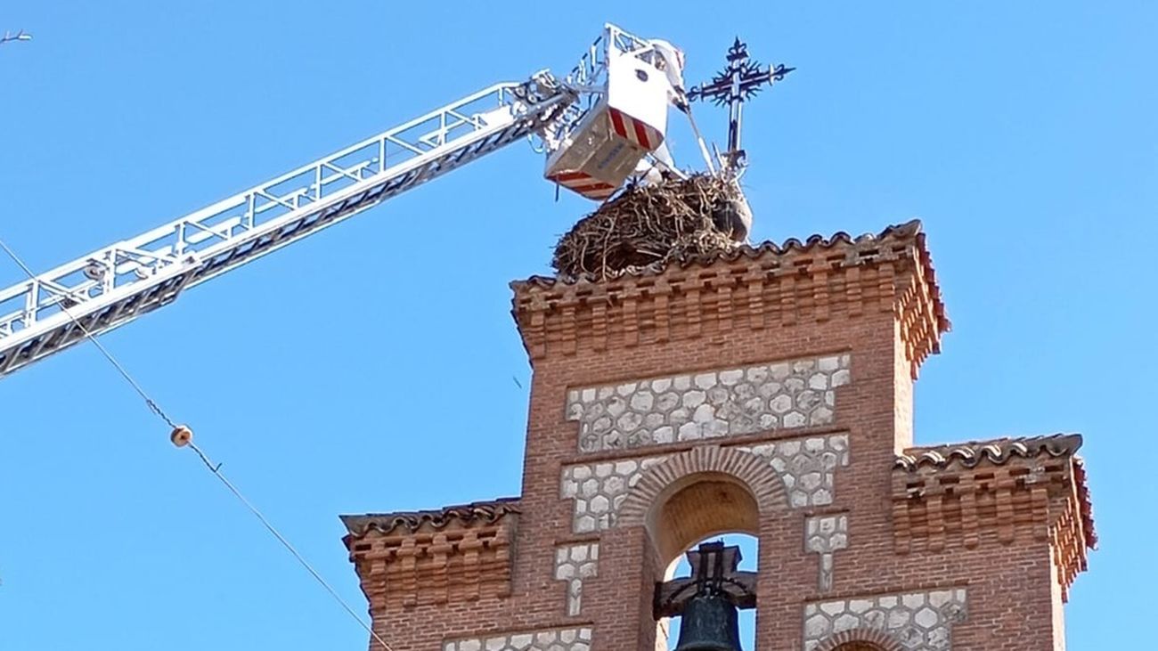 Bomberos de la Comunidad intervienen en un nido de cigüeñas de Parla