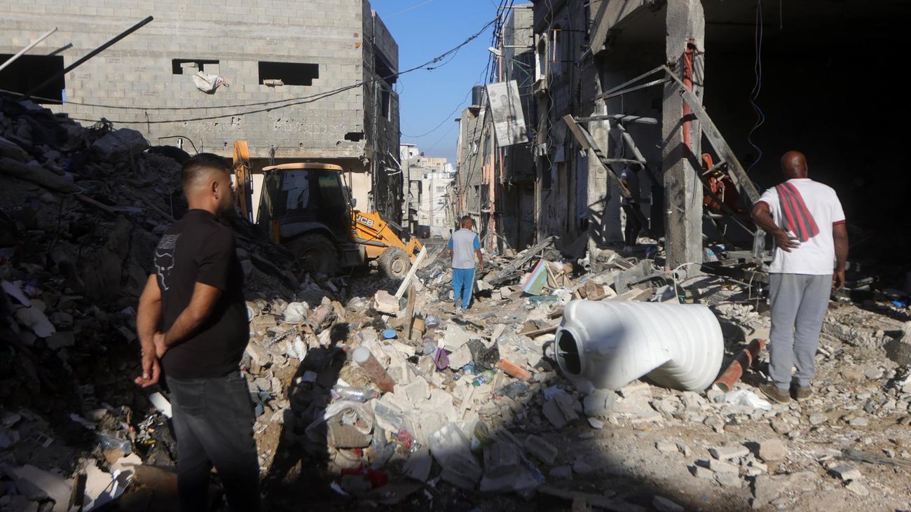 Personas inspeccionan la ruina del edificio destruido por Israel en la localidad cisjordana de Tulkarem