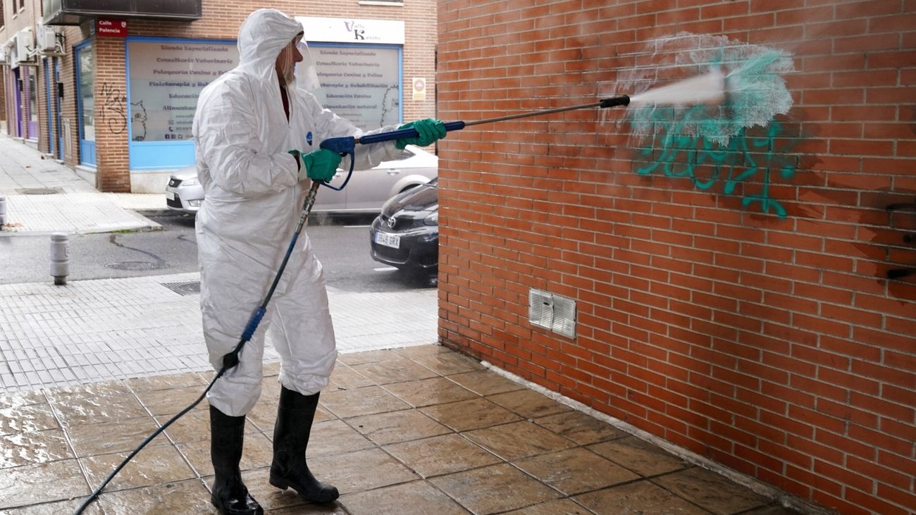 Limpieza de una pintada en San Sebastián de los Reyes