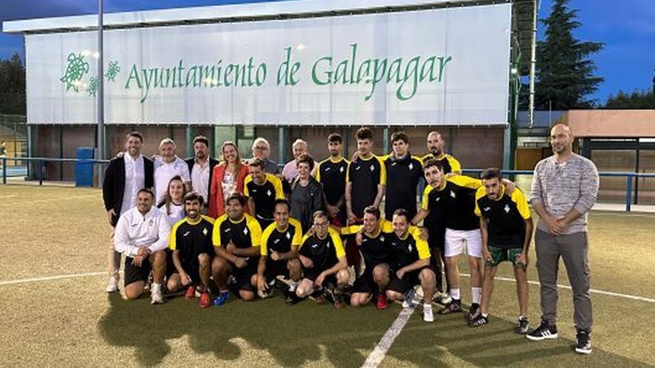 Equipo de fútbol 8 en el polideportivo municipal de Galapagar