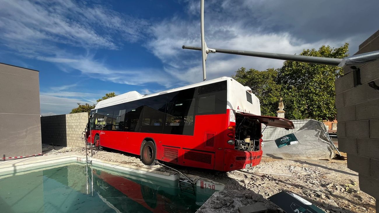 Un autobús sin pasajeros choca contra el muro de un chalé en construcción en Alcalá de Henares