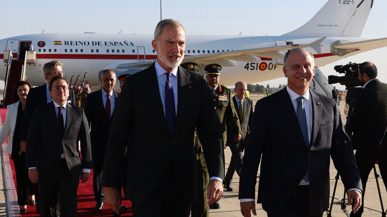 El rey Felipe VI es recibido por el príncipe jordano Faisal Bin Al Hussein a su llegada a Amán (Jordania)