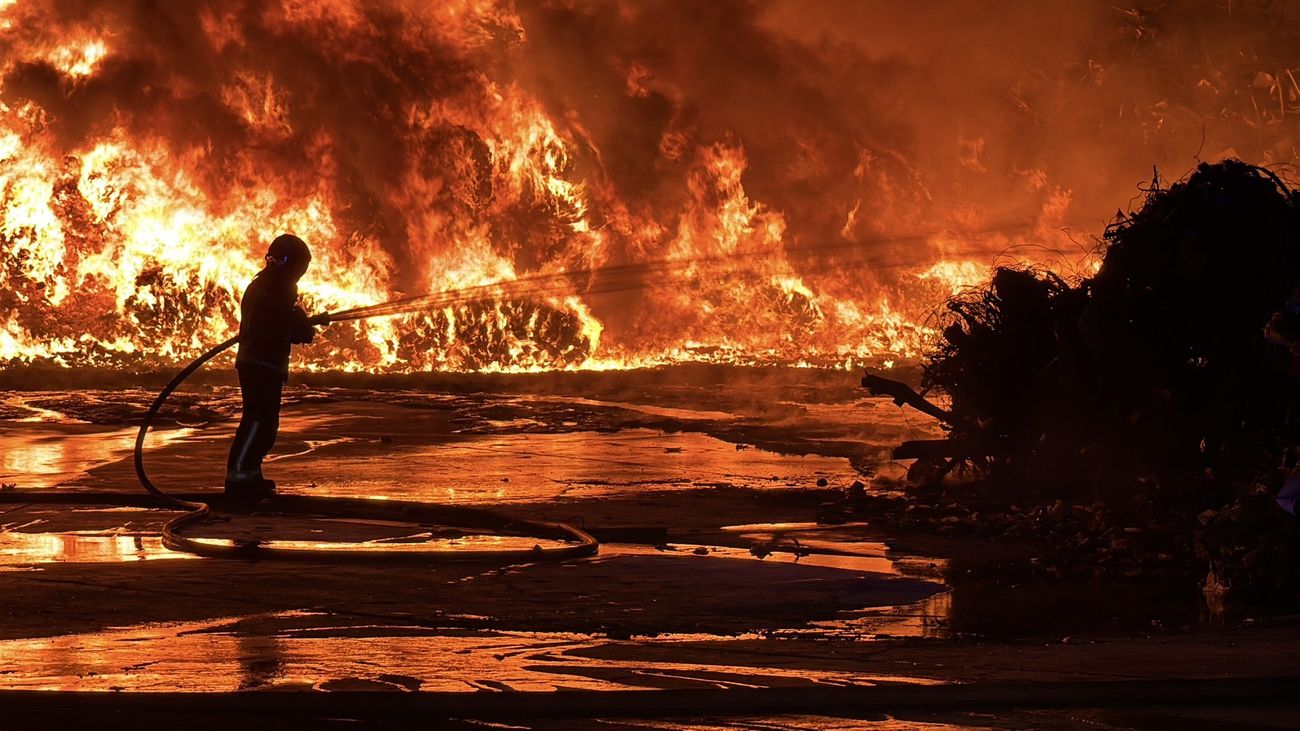 Un incendio en el exterior de una planta de reciclaje quema 1.000 m2 de plásticos en Arganda del Rey