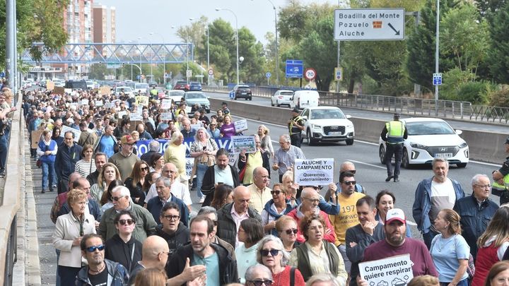 Decenas de personas durante una manifestación para reclamar el soterramiento de la A-5, en el Paseo de Extremadura