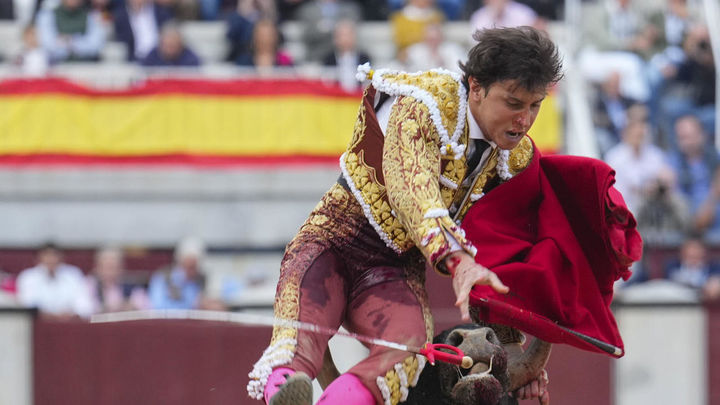 El diestro Roca Rey durante el festejo taurino de la Feria de Octubre que se celebra en Las Ventas