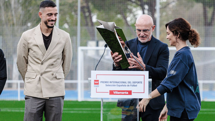 Ayuso entrega el Premio Internacional del Deporte de la Comunidad a la selección española de fútbol