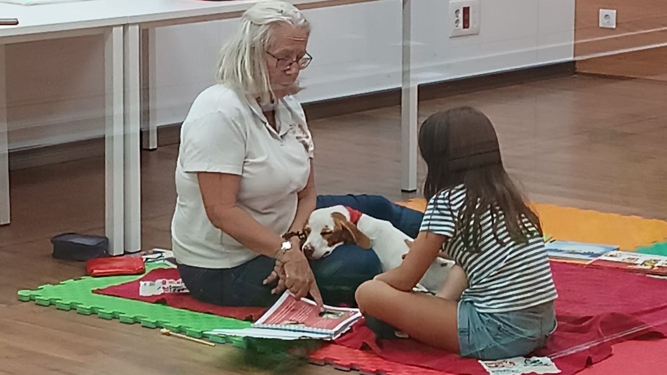 'Perico', en una sesión de lectura en la biblioteca de Galapagar