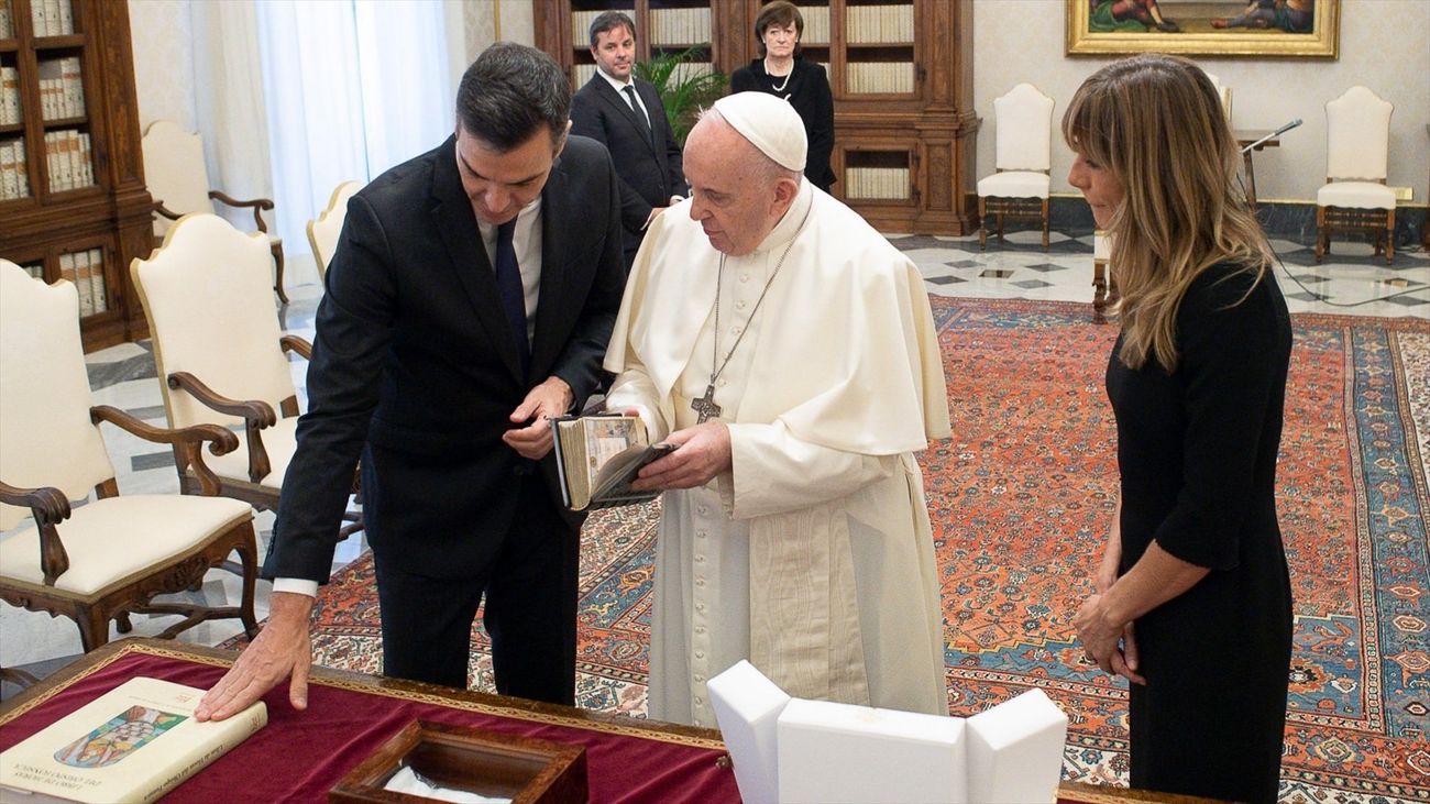 El papa Francisco, Pedro Sánchez y Begoña Gómez en su reunión de 2020