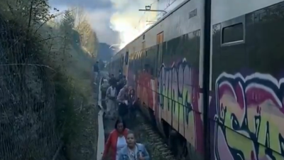 Evacúan a 60 personas de un tren de Rodalies por un incendio en la catenaria