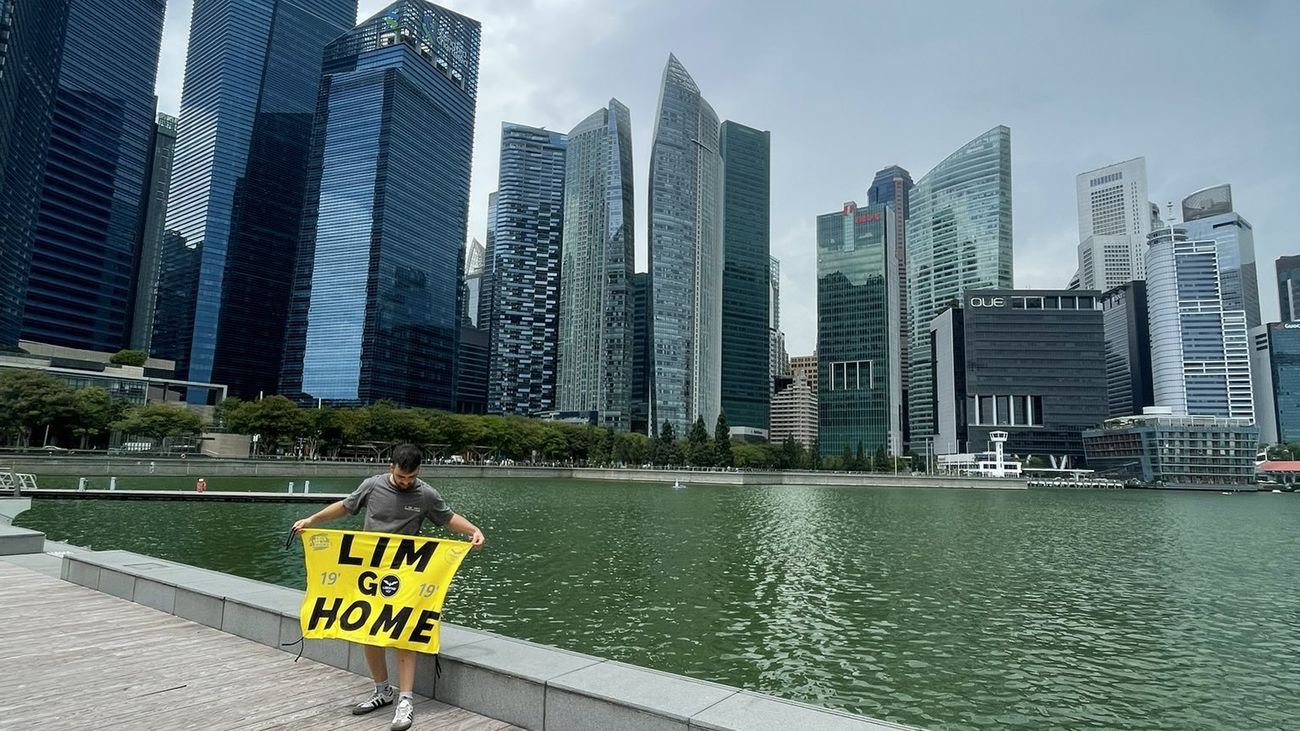 Valencianista protesta contra Peter Lim en Singapur