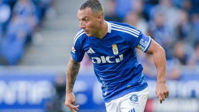 Cazorla dona la camiseta del primer partido de su vuelta al Oviedo al Museo LEGENDS