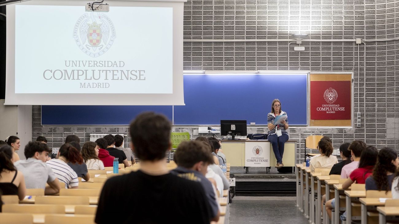 Estudiantes en un examen de la EvAU en la Complutense