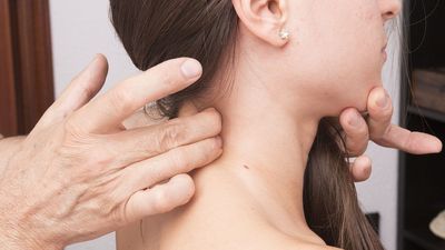 Tres ejercicios para fortalecer el cuello y prevenir el dolor cervical