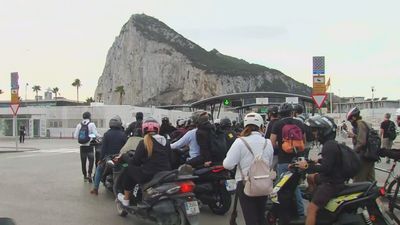 Gibraltar pide pasaporte a los españoles, la mayoría trabajadores, que quieren entrar al Peñón