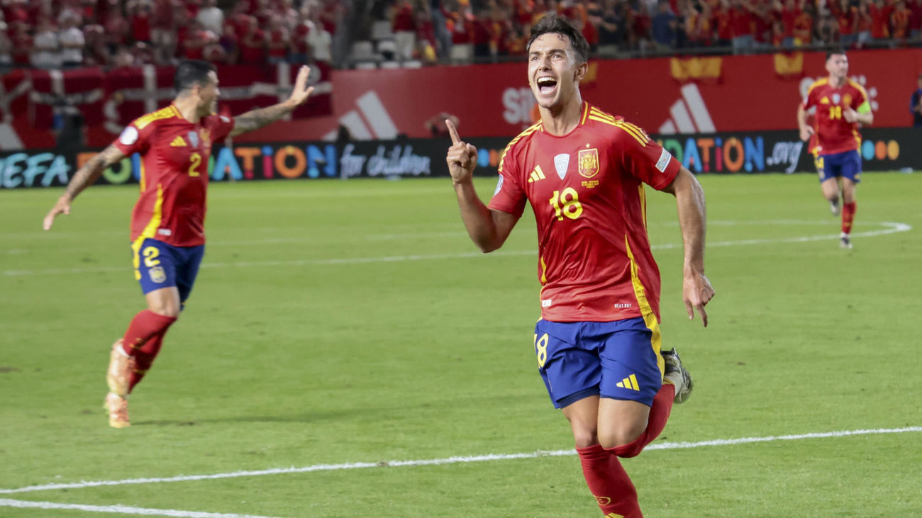 El centrocampista de la selección española Martín Zubimendi celebra el gol conseguido ante Dinamarca