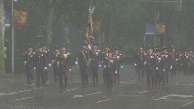 La fuerte lluvia caída sobre Madrid no impide el desfile de la Fiesta Nacional