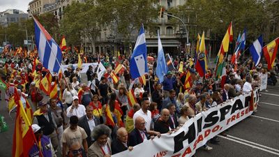 Cientos de personas marchan en Barcelona para celebrar el día de la Hispanidad