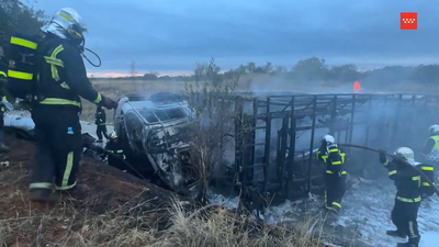 Muere un camionero de 44 años al volcar su vehículo, que ardió después, en Carabaña