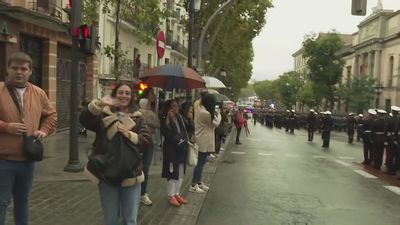 Militares cantan bajo la lluvia a la espera de que comience el desfile militar