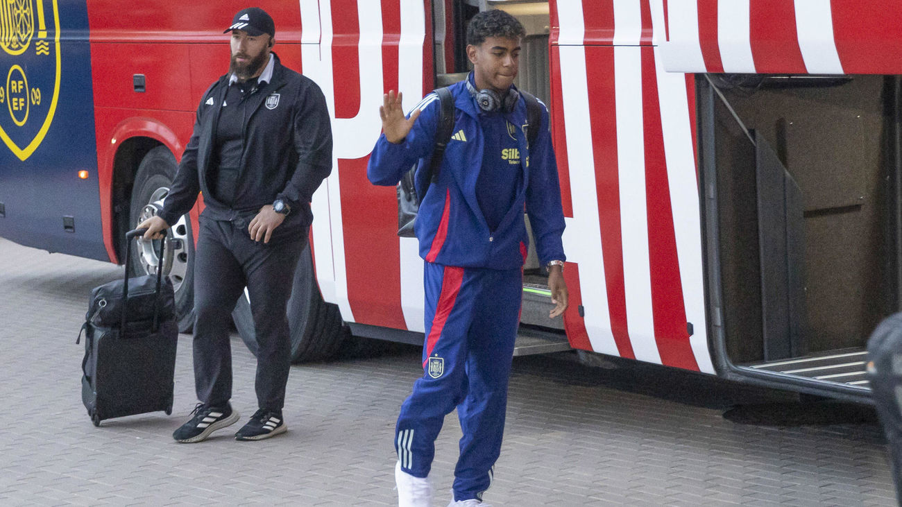 El jugador de la selección española de fútbol Lamine Yamal saluda a la afición