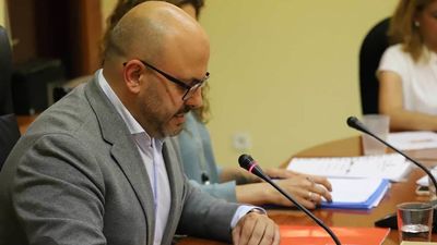 El alcalde de Manzanares El Real, José Luis Labrador presenta su dimisión y entrega el acta de concejal