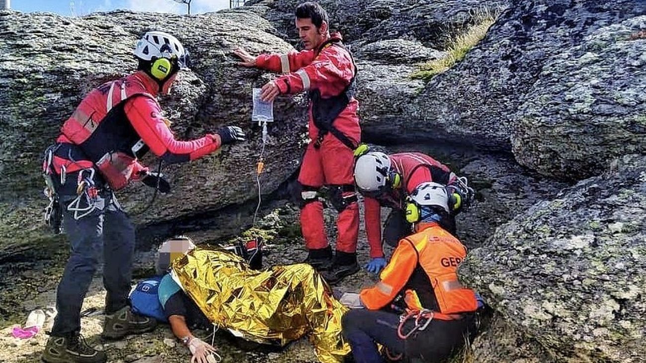 Bomberos del GERA y técnico del SUMMA112 en el rescate de una mujer accidentada en Rascafría