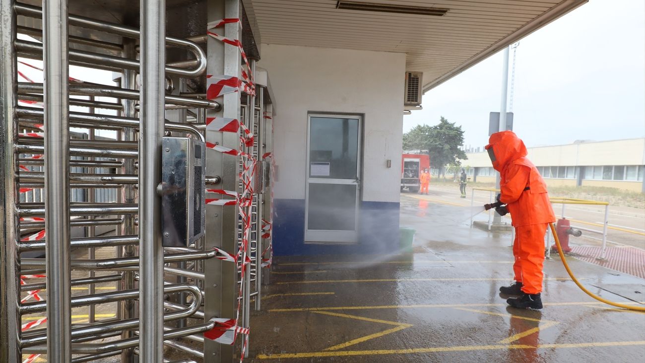 Un operario desinfecta una fábrica