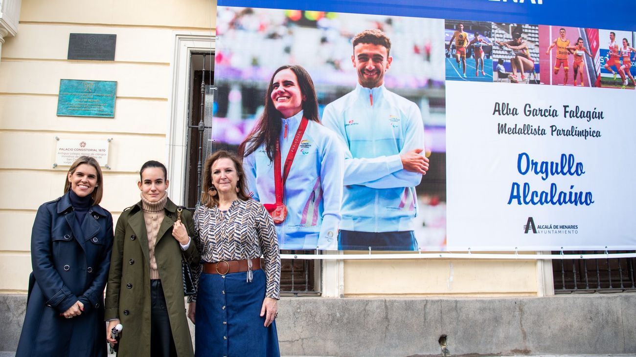 Alba García Falagán junto a la alcaldesa de Alcalá de Henares