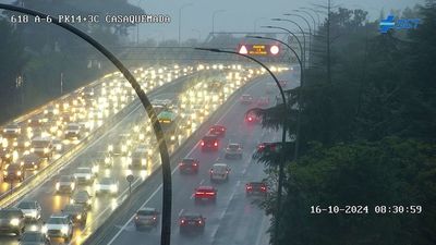 Accidentes, kilómetros de atascos... La intensa lluvia trae el caos en las carreteras de Madrid