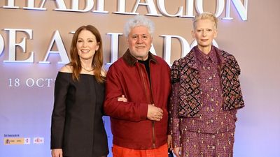 Almodóvar presenta 'La habitación de al lado' arropado por Tilda Swinton y Julianne Moore