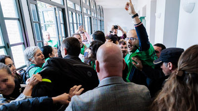 Manifestantes interrumpen la firma de un protocolo de vivienda del Gobierno