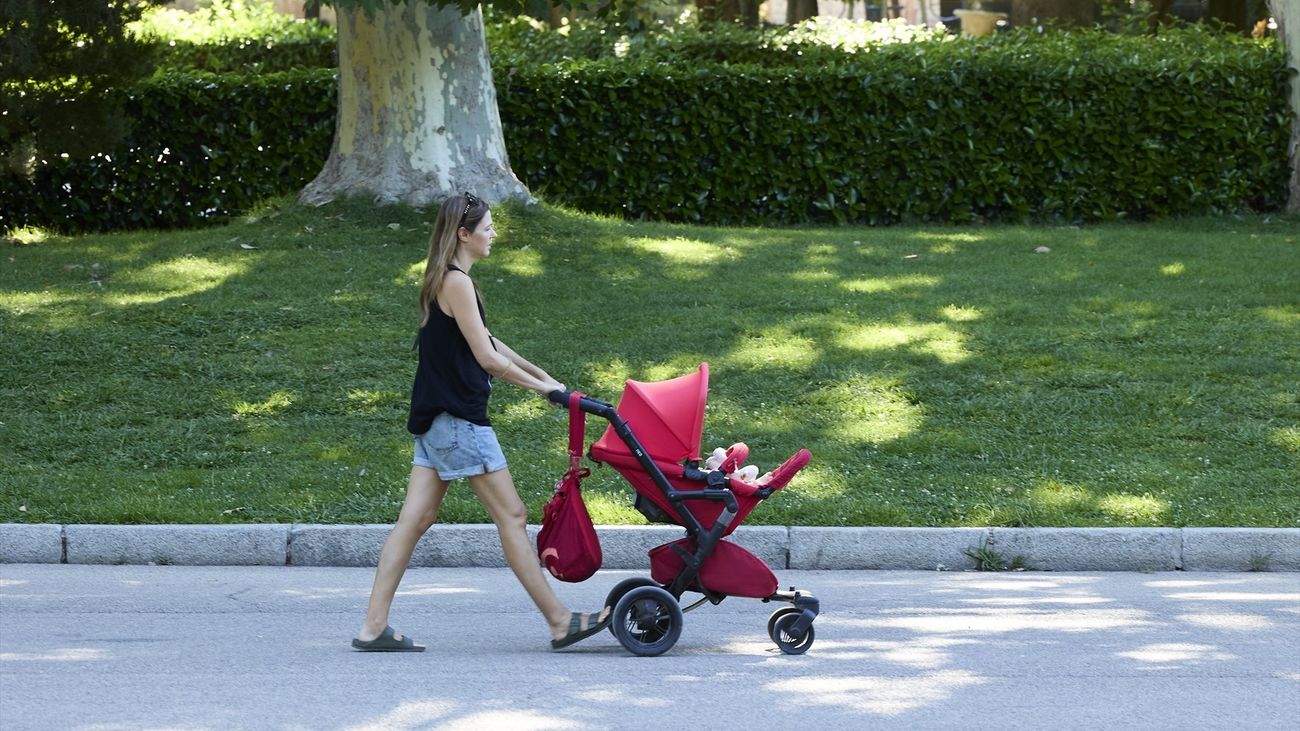 Madre paseando por El Retiro