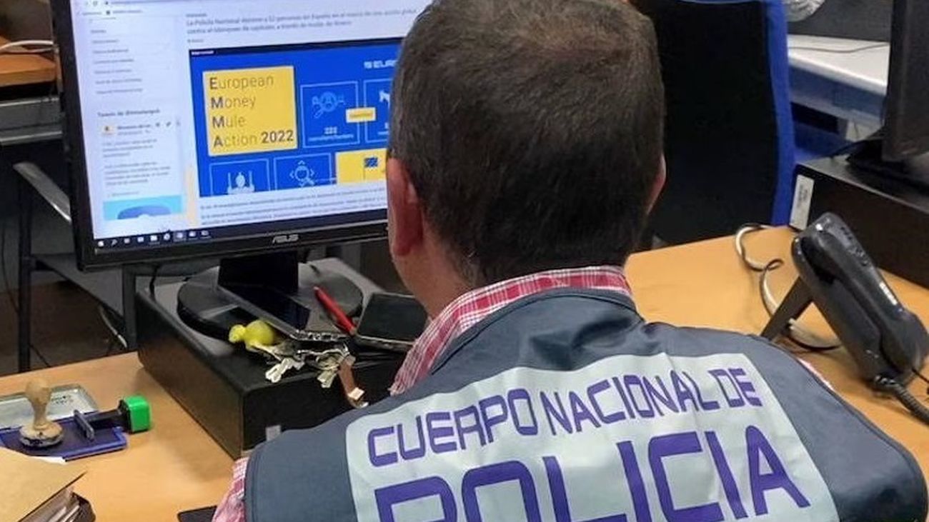 Un agente de la Policía Nacional en un ordenador investigando delitos a través de Internet