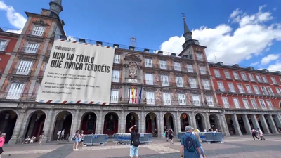 La 'vacilada' del Celta al Real Madrid con una lona en la Plaza Mayor