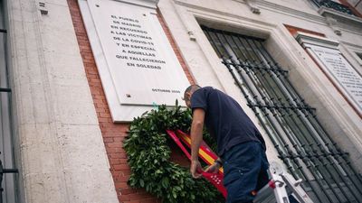 La Comunidad de Madrid coloca una corona de laurel en Sol por las víctimas del Covid-19