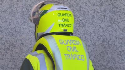 La DGT reparte los primeros 495 chalecos airbag a los motoristas de la Guardia Civil de Tráfico