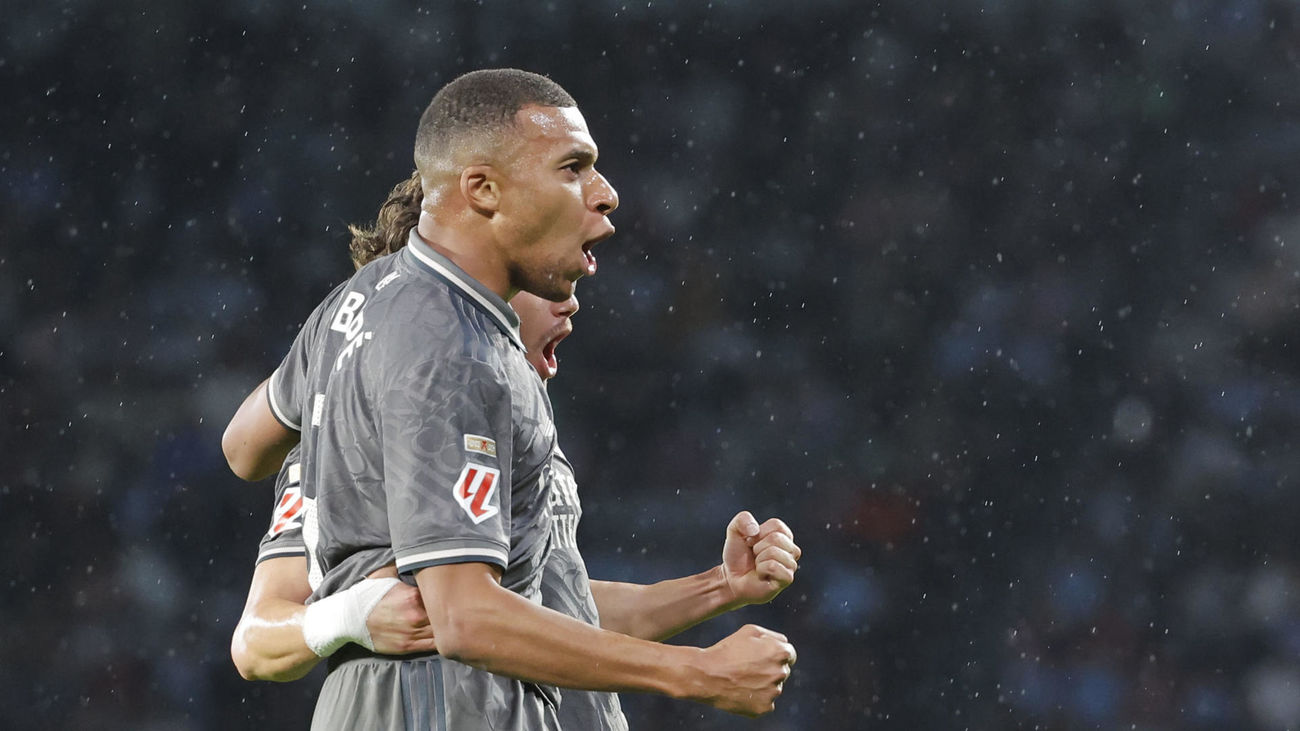 El delantero del Real Madrid Kylian Mbappé celebra tras marcar ante el Celta