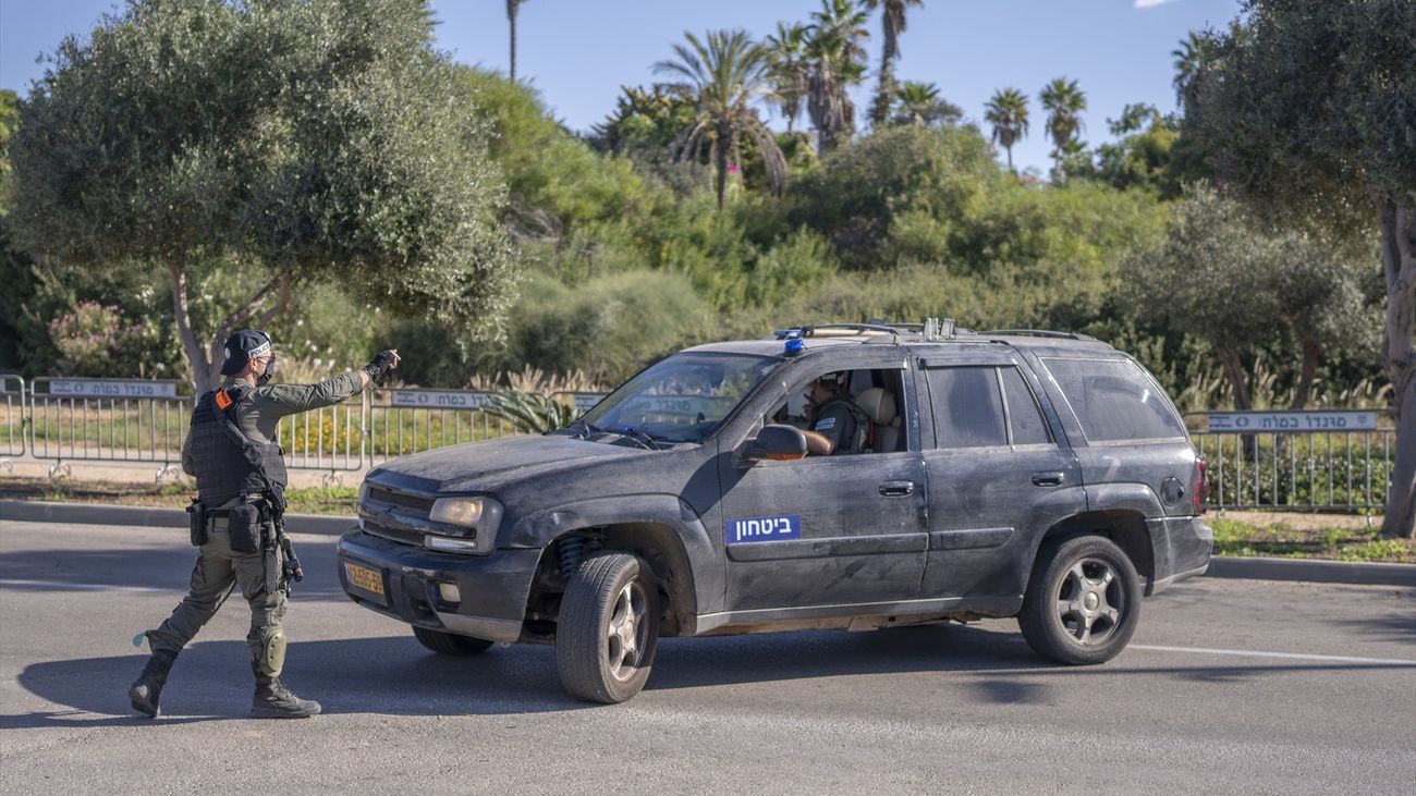 Agentes israelíes junto a la residencia de Netanyahu en Israel