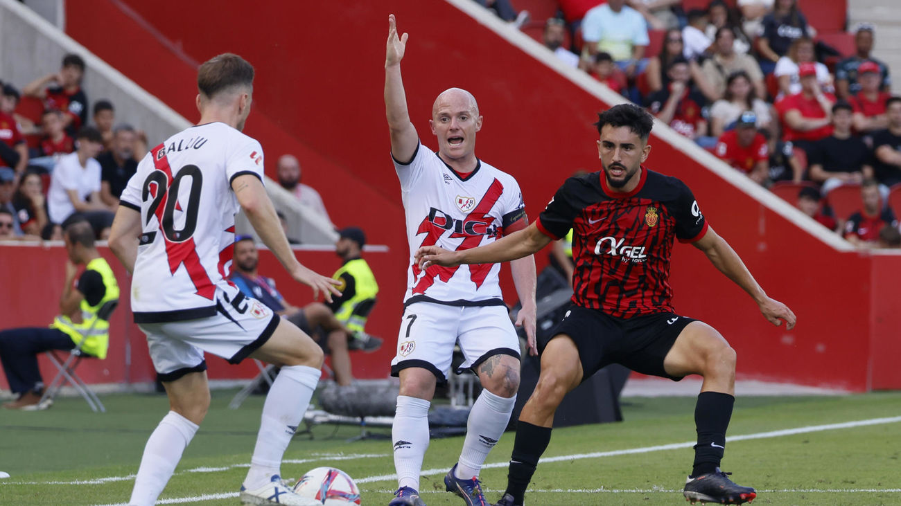 El delantero del Rayo Vallecano, Isi Palazón (c) pide la pelota a su compañero Iván Balliu (i)