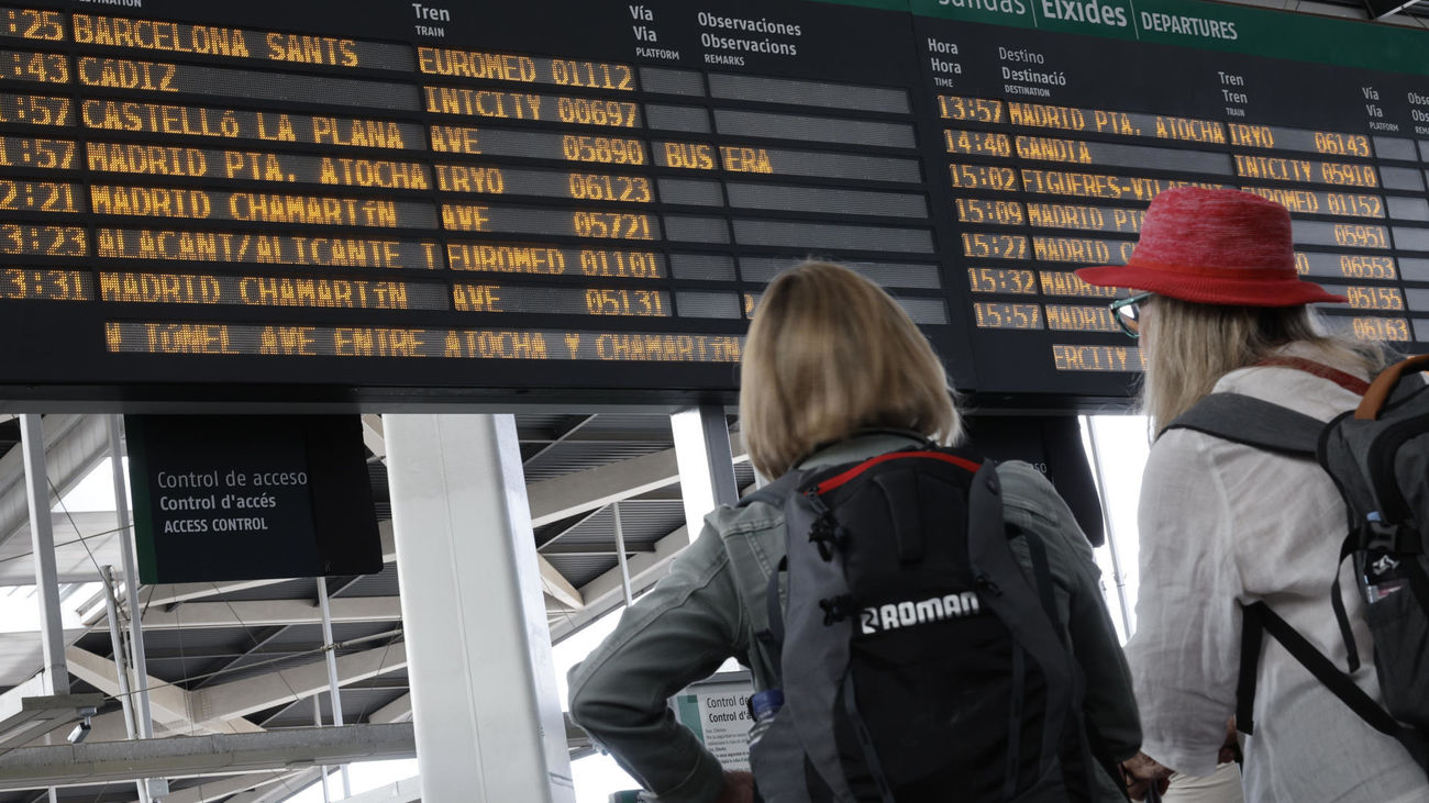 Viajeros en la estación Joaquín Sorolla de Valencia