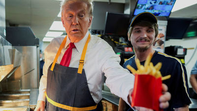 Donald Trump fríe patatas en un McDonalds para burlarse de Kamala Harris