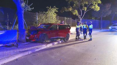 Estampa su coche contra un árbol y huye del lugar dejando a su acompañante herida grave