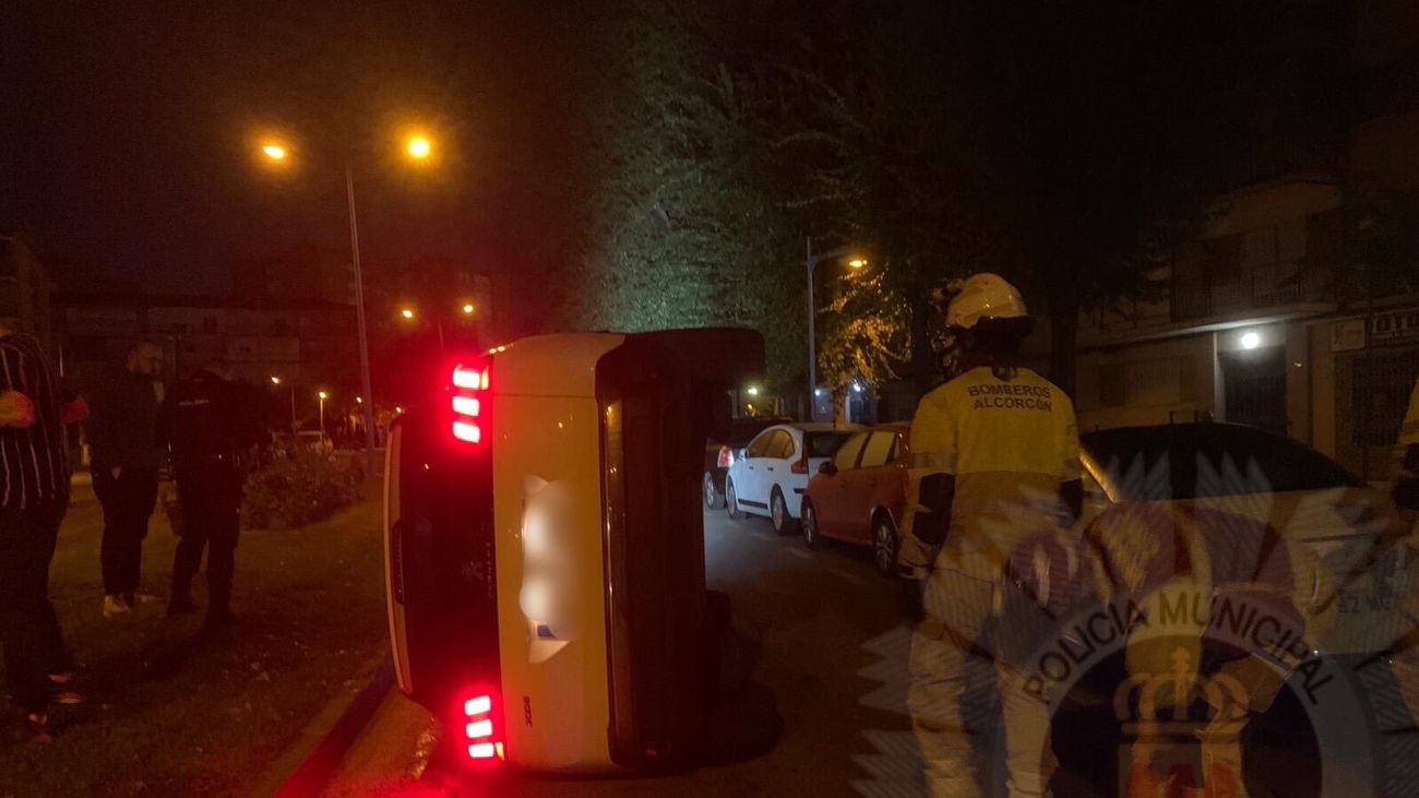 Intervención de los Bomberos de Alcorcón tras volcar un vehículo